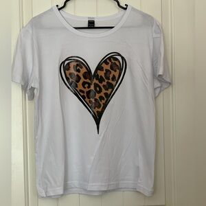 #142 Women’s NWOT SHEIN Classic White Tee with leopard print heart size Large